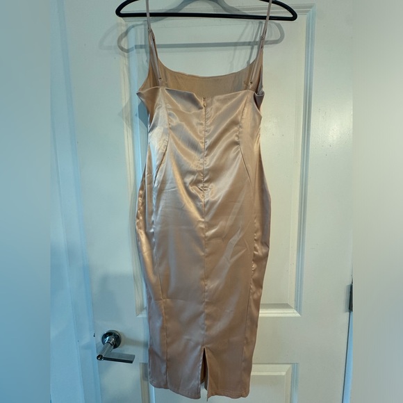 Satin fashion nova midi dress. Slit detail in back. Size large. - Picture 2 of 3